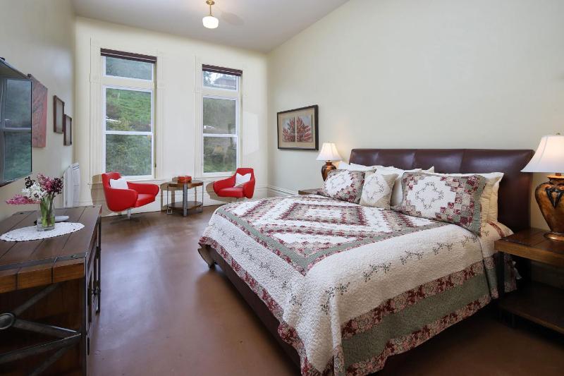 Queen Room image 3