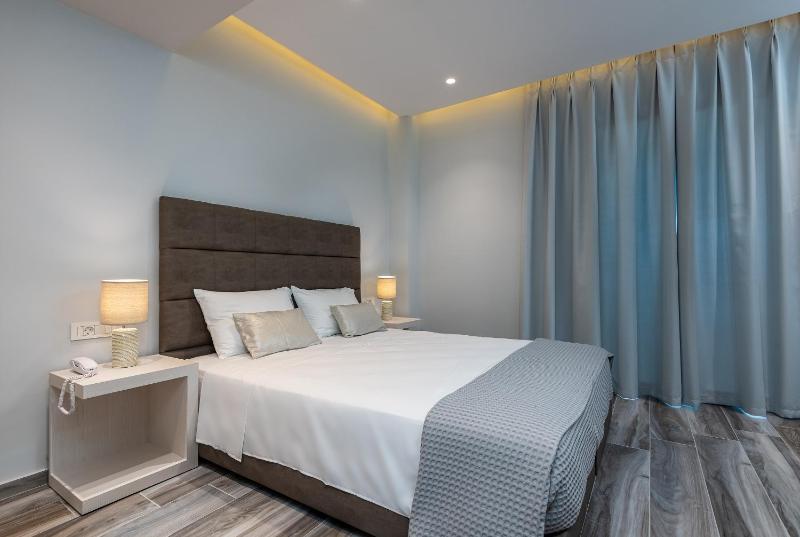 Deluxe Family Room with Side Sea View image 2