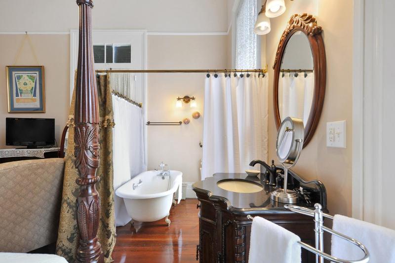 Standard King Room image 3