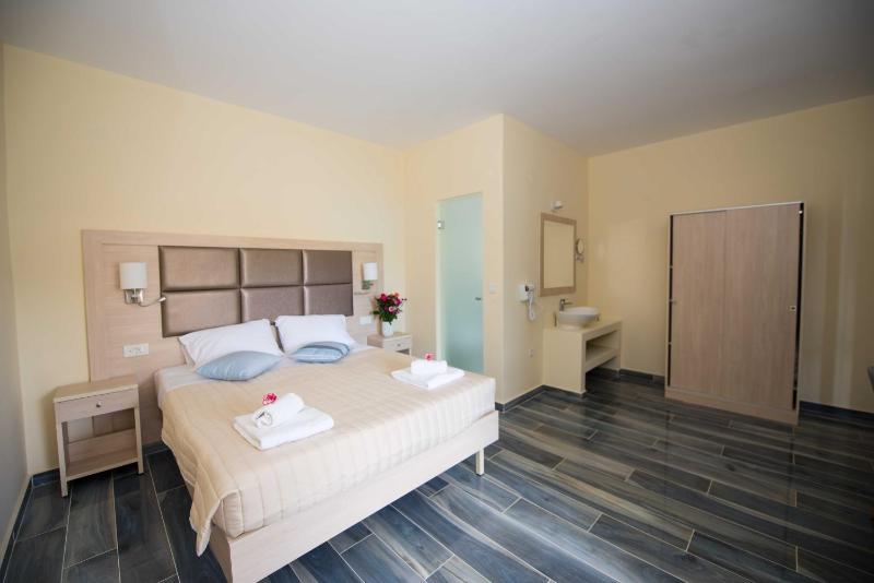 Deluxe Double Room image 3