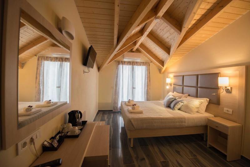 Deluxe Double Room image 2