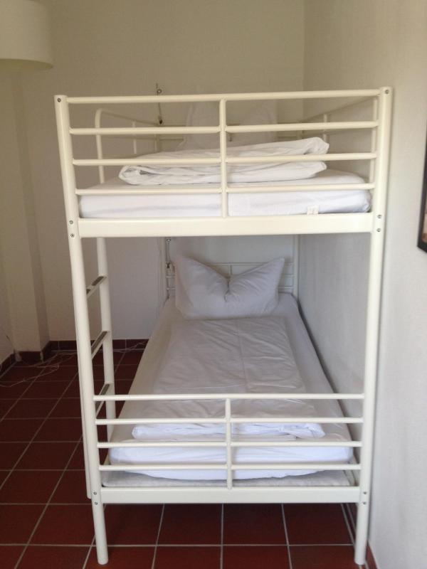 Economy Quadruple Room image 2