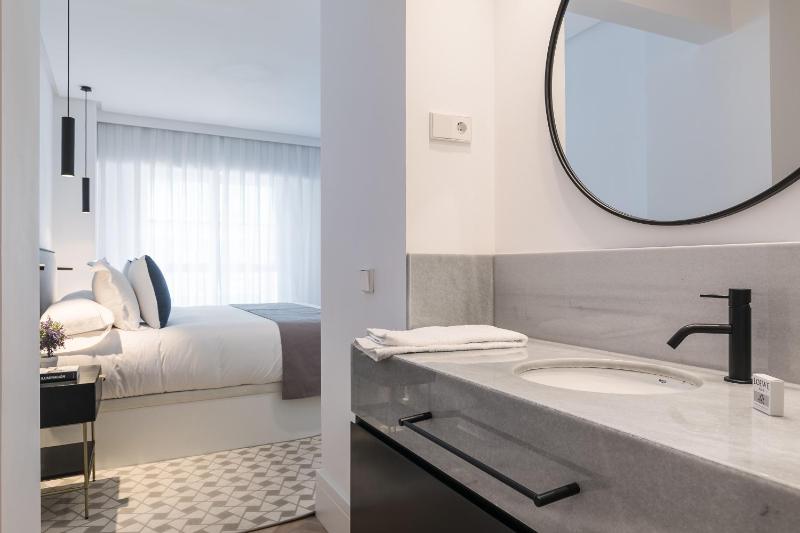 Feelathome Waldorf Suites Apartments - image 2