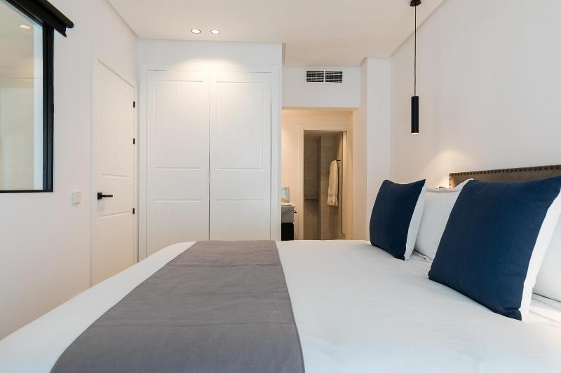 Feelathome Waldorf Suites Apartments - image 14