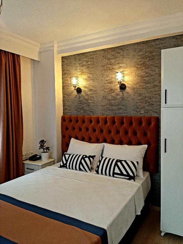 Deluxe Double Room with Balcony image 2