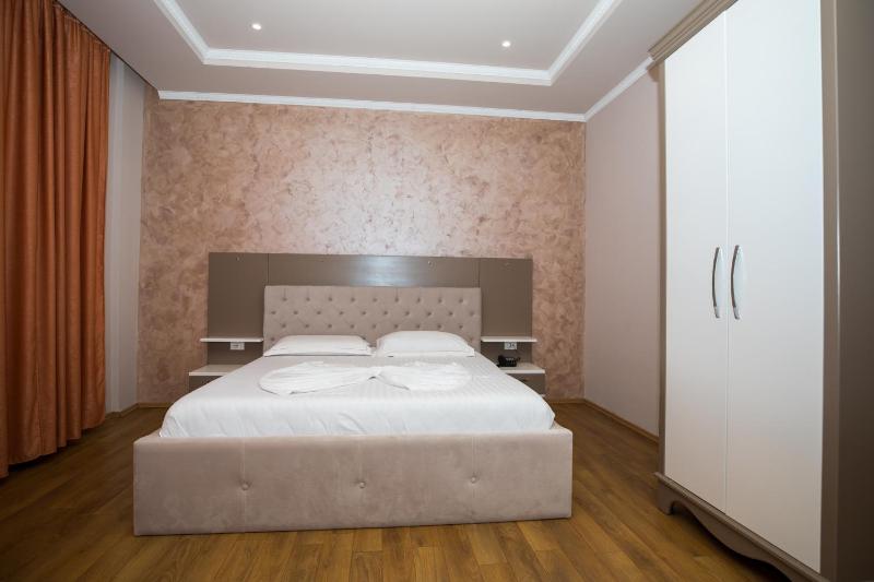 Double Room image 4