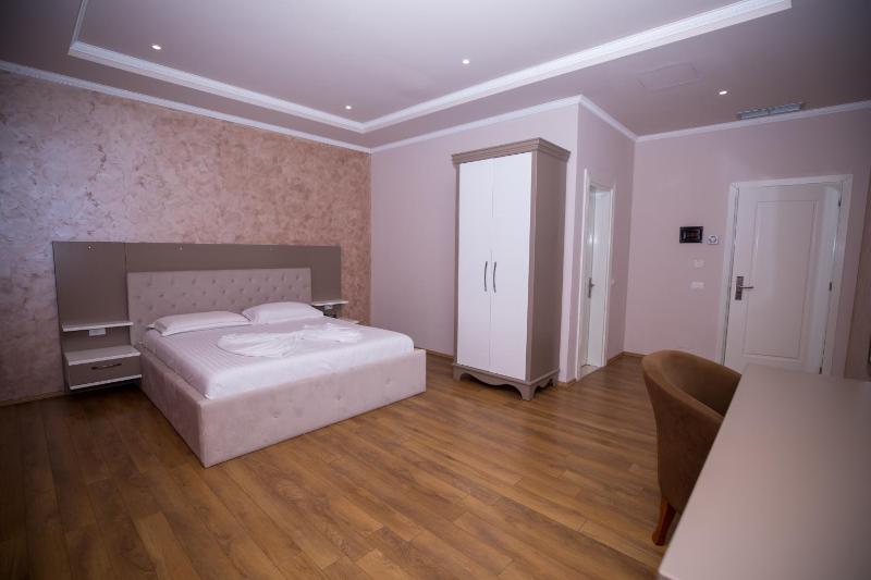 Double Room image 3