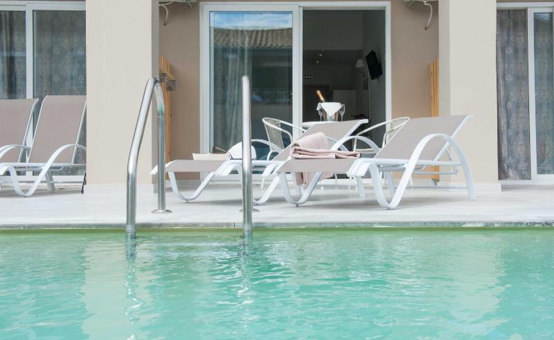 Junior Suite with sharing pool image 1