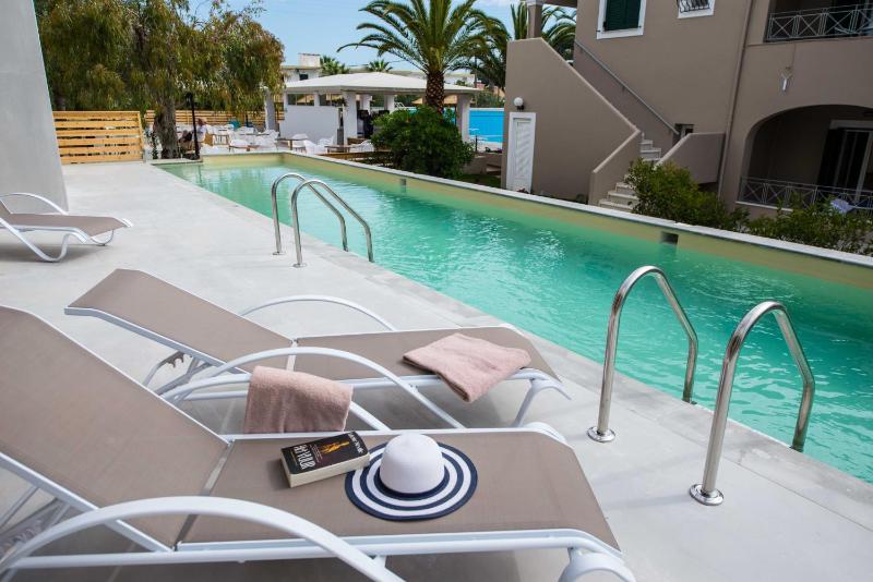 Junior Suite with sharing pool image 4