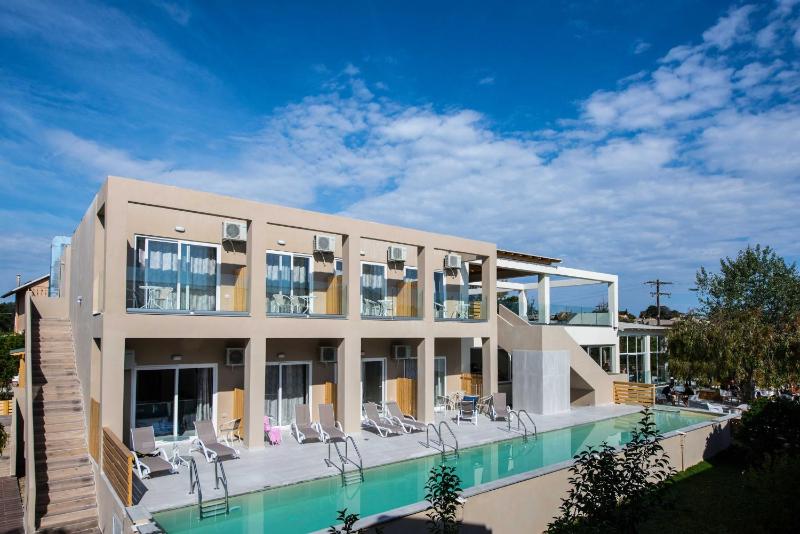Junior Suite with sharing pool image 3