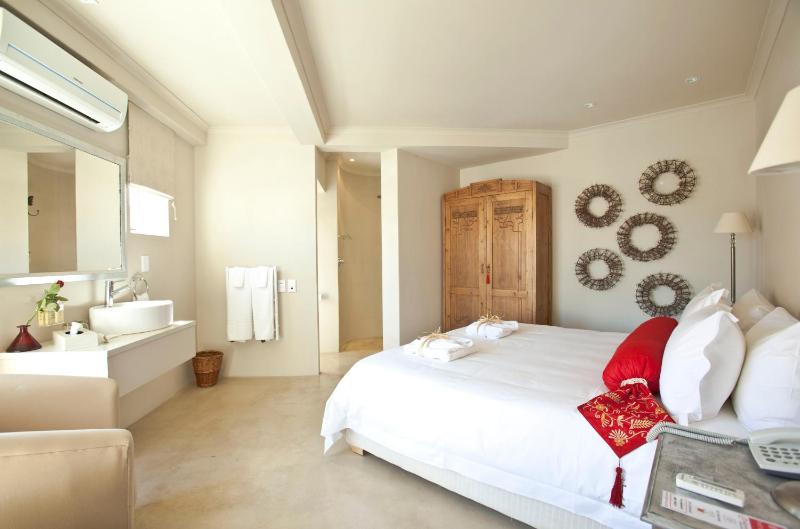 Deluxe Suite with kitchenette image 3