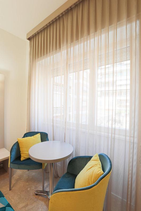 Deluxe Quadruple Room image 3