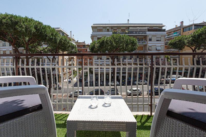 Deluxe Double Room with Balcony image 2