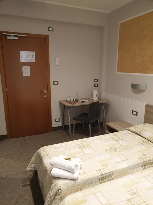 Economy Double Room image 4