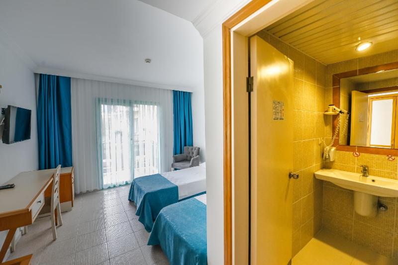 Standard Double or Twin Room image 4