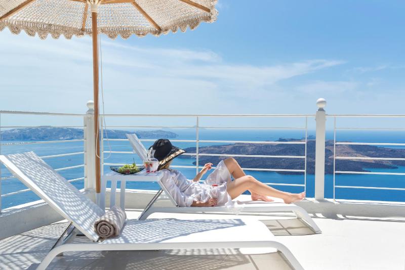 Honeymoon Villa with Hot Tub and Caldera View image 2