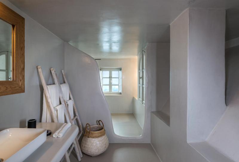 Senior Suite with Hot Tub and Caldera View image 4