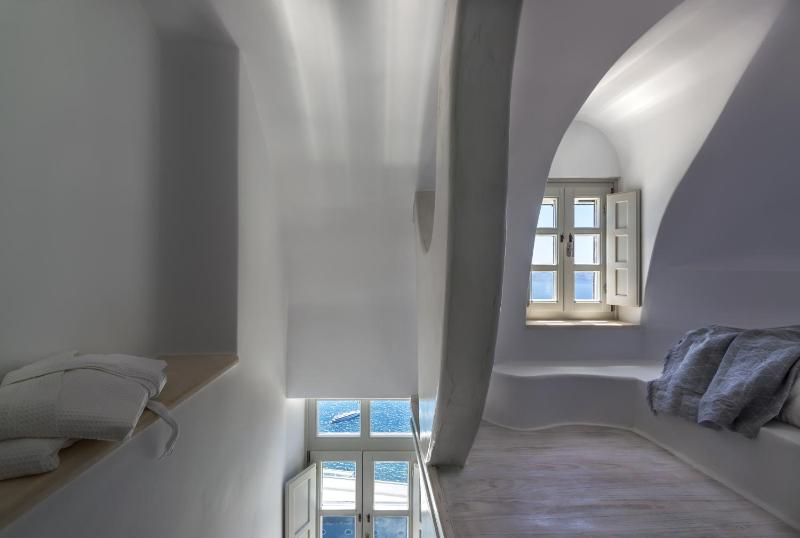 Junior Suite with Hot Tub and Caldera View image 4
