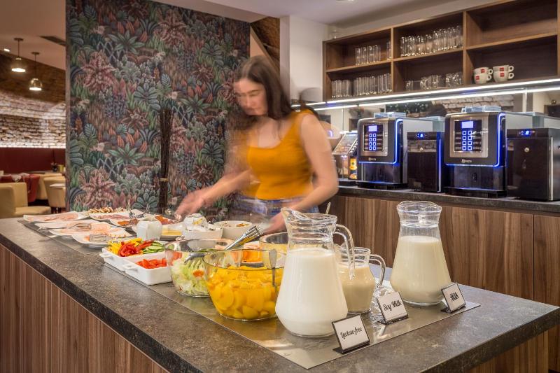 Deluxe Queen Room image 3