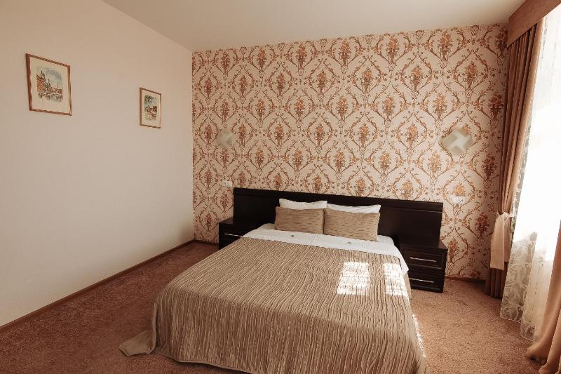 Double Room with Extra Bed image 3