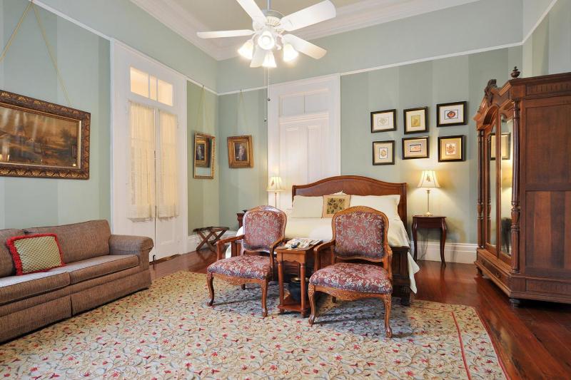 Superior King Room image 3