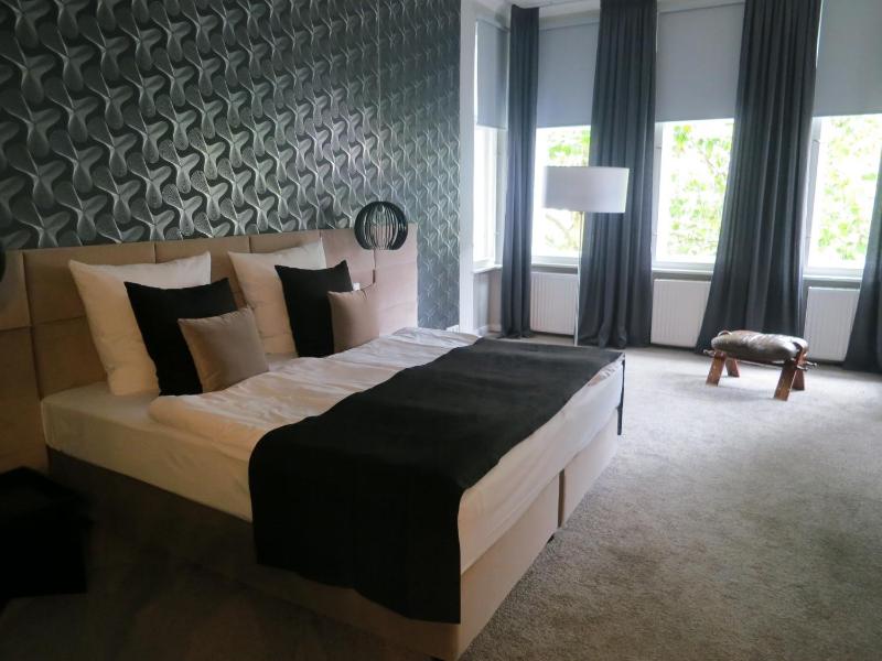 Deluxe Two-Bedroom Apartment (4-6 Adults) image 4