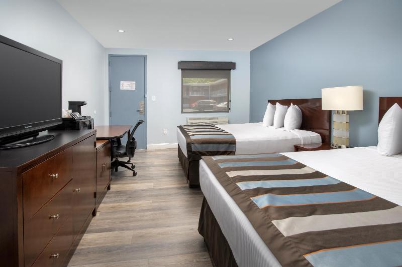 Queen Room with Two Queen Beds image 4