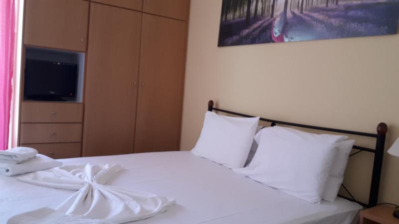 One-Bedroom Apartment with Sea View image 3