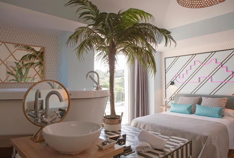 Deluxe Double Room with Spa Bath and Balcony with Sea View image 3