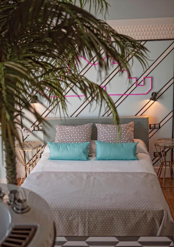 Deluxe Double Room with Spa Bath and Balcony with Sea View image 4