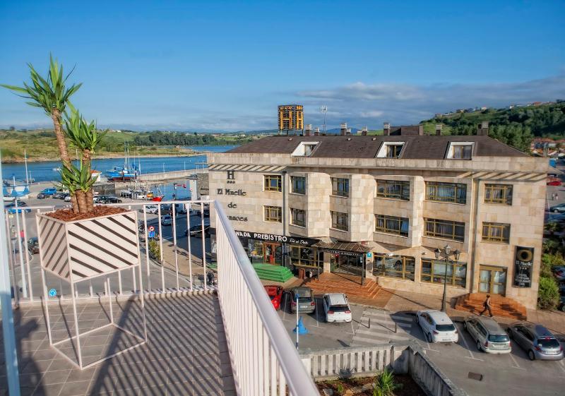 Double Room with Balcony and Sea View image 3