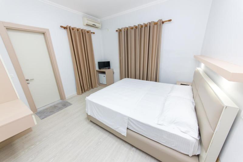 Double Room with Balcony image 1