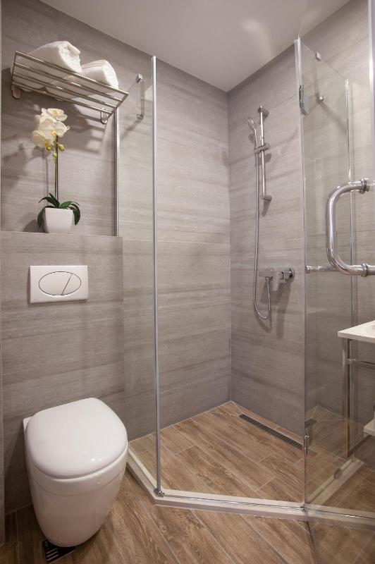 Deluxe Double Room with Extra Bed image 4