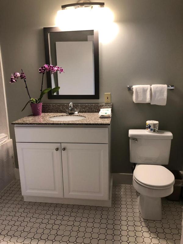Deluxe Queen Room with Whirlpool Bath image 3