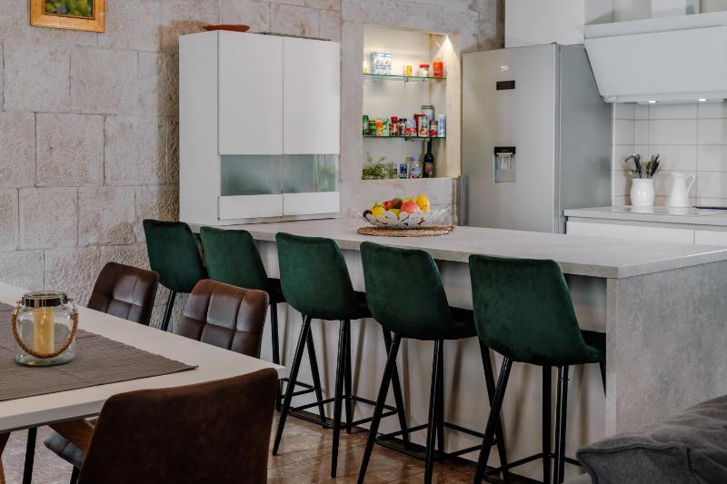 Luxury Three-Bedroom Apartment image 3