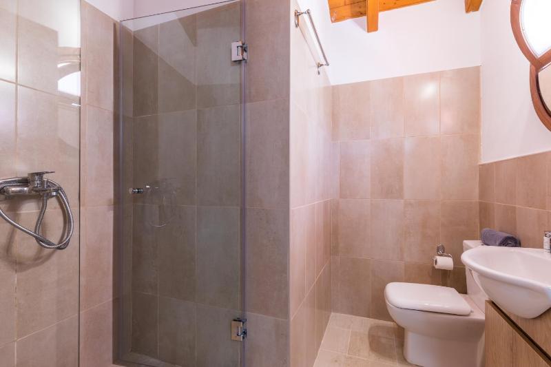 Six-Bedroom House image 2