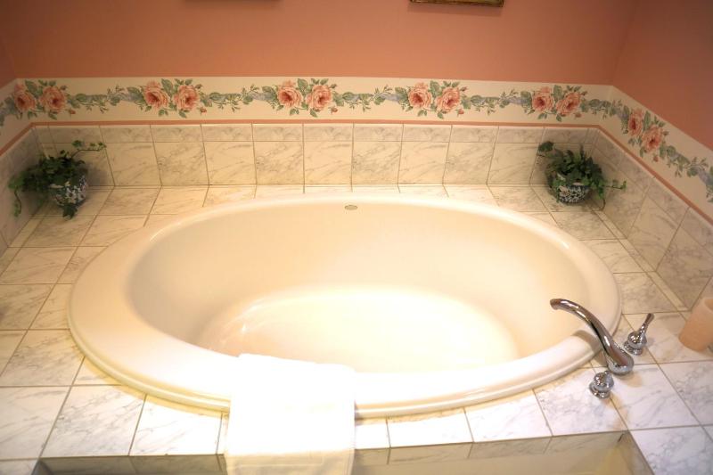 Deluxe King Suite image 3