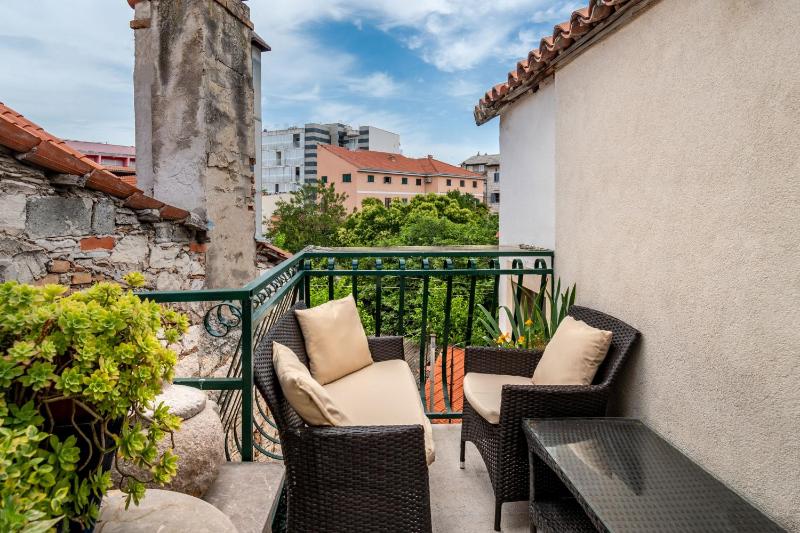 Luxury Three-Bedroom Apartment image 2