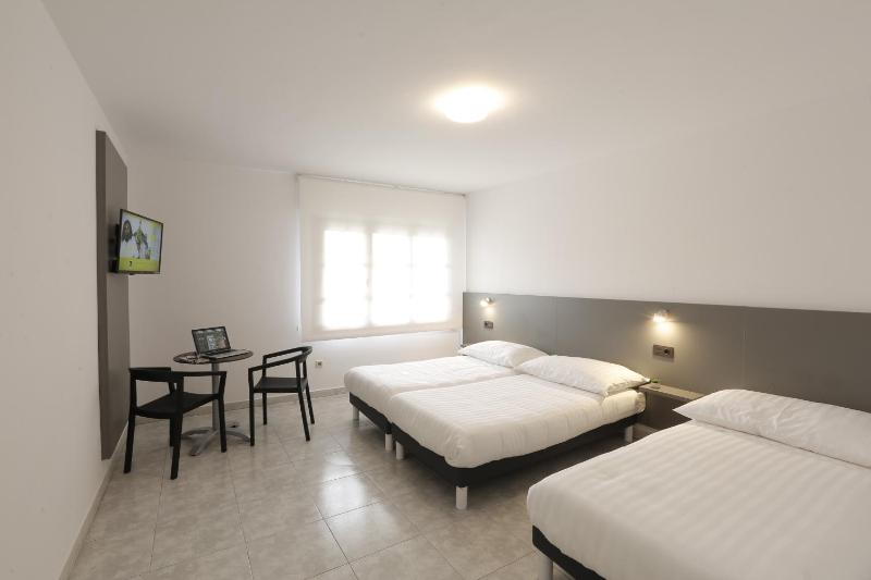 Triple Room with Private Bathroom image 3