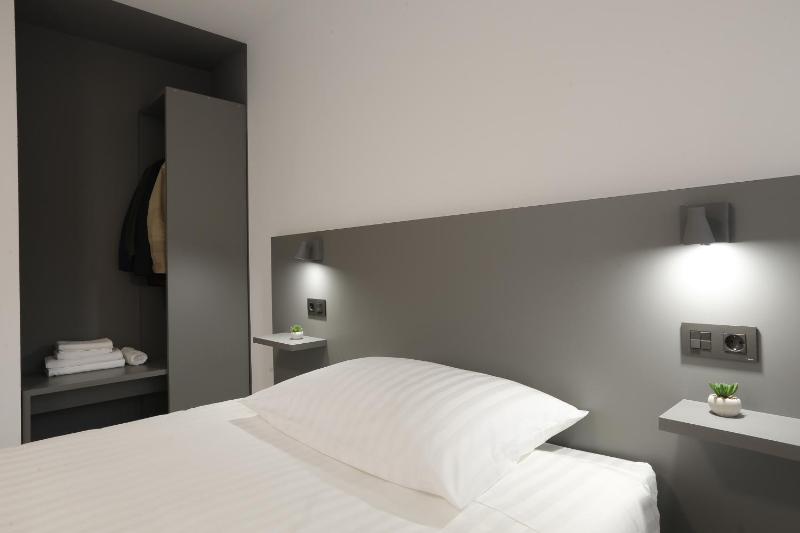 Queen Room image 3
