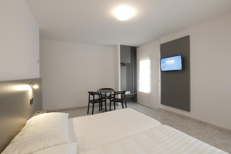 Twin Room image 3