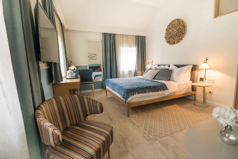Deluxe Suite with Sea View image 2