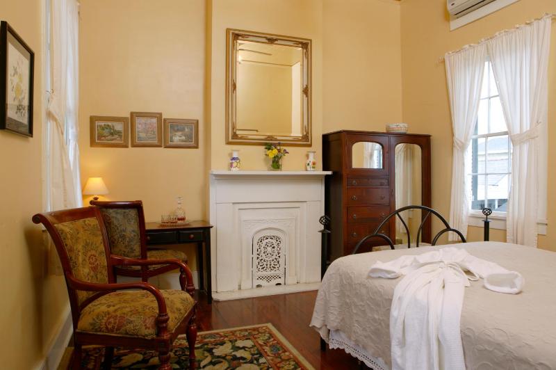 Deluxe Queen Room image 3