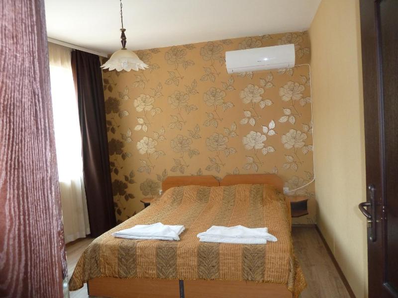 Double or Twin Room with Shared Bathroom image 3