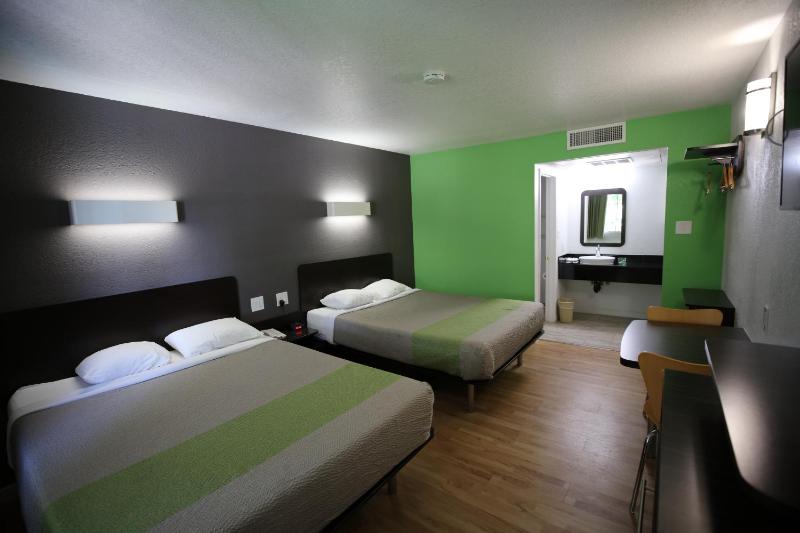Deluxe Queen Room with Two Queen Beds - Non-Smoking image 3