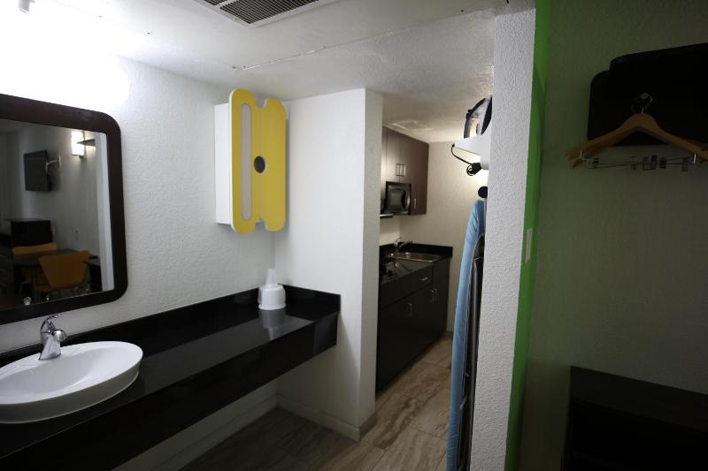 Deluxe Queen Room with Two Queen Beds - Non-Smoking image 2