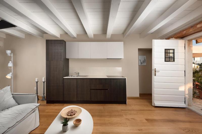 One-Bedroom Apartment with Terrace and Sea View image 3