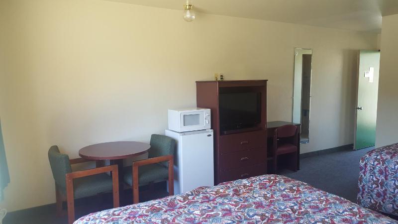Queen Room with Two Queen Beds - Non-Smoking image 2