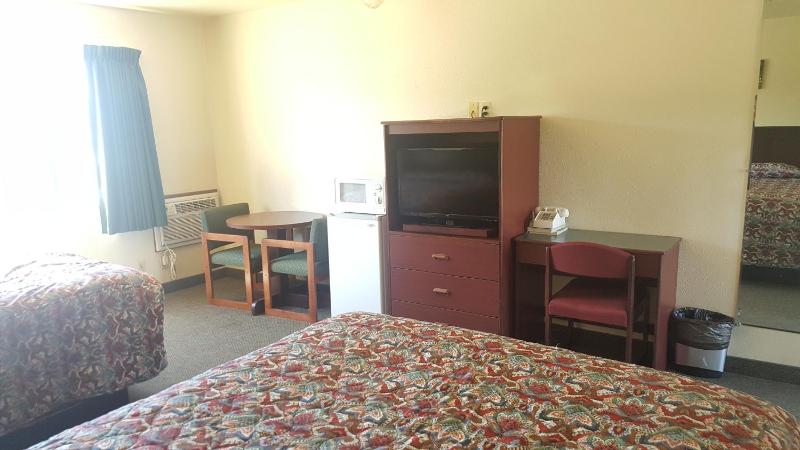 Queen Room with Two Queen Beds - Non-Smoking image 3