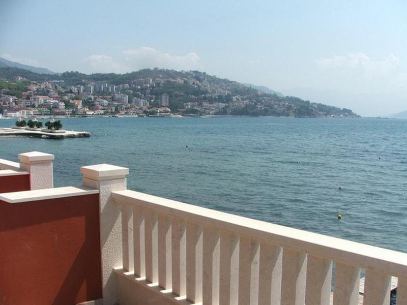 One-Bedroom Apartment with Terrace and Sea View image 1